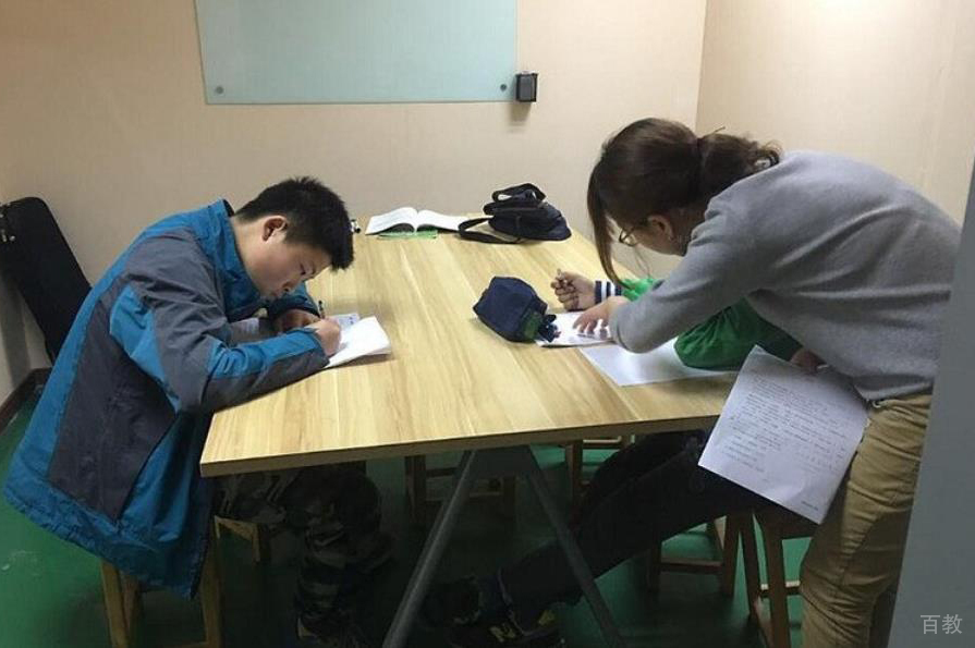 老师辅导学生