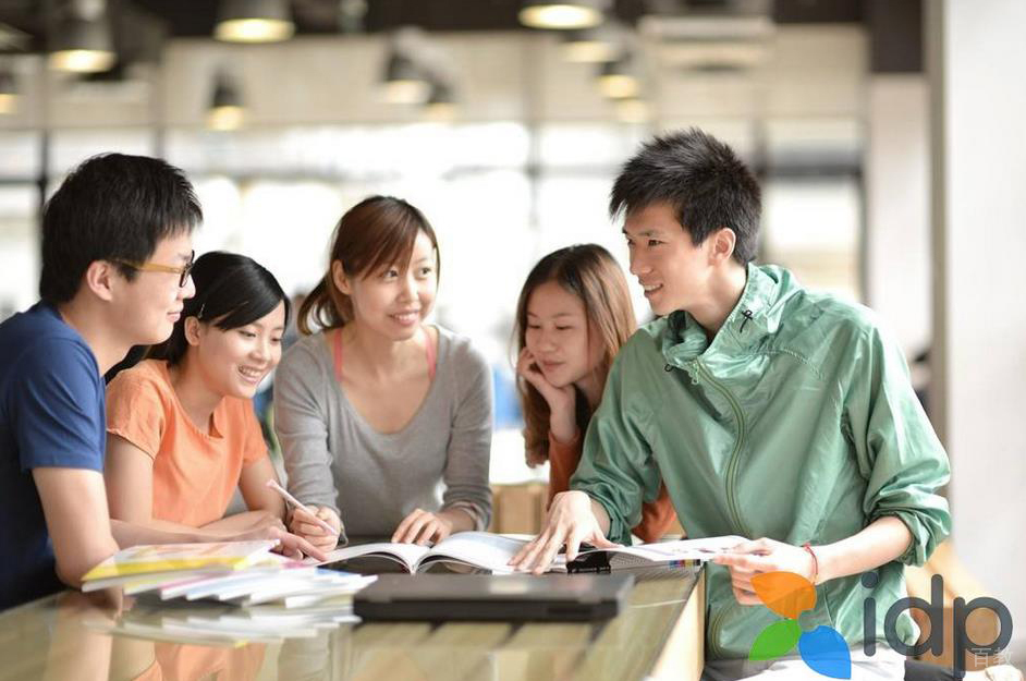 老师指导学生
