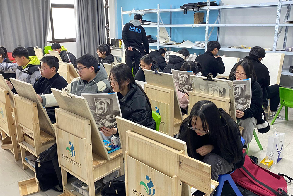 学生练习画画