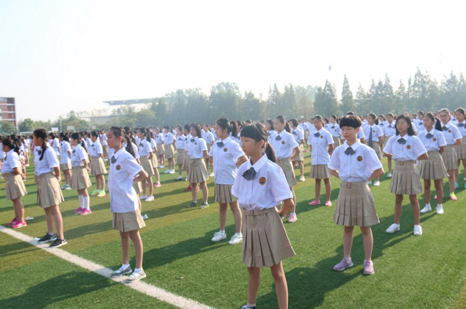 学生参加开学典礼