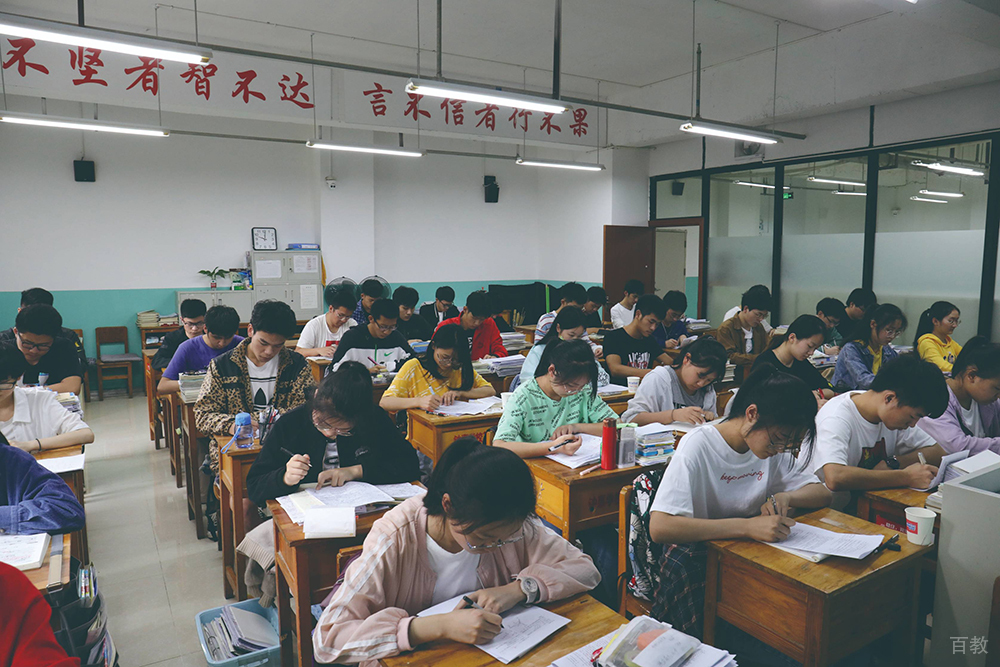 认真自习的学生