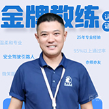 何斌