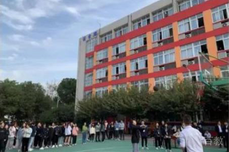 学生打篮球