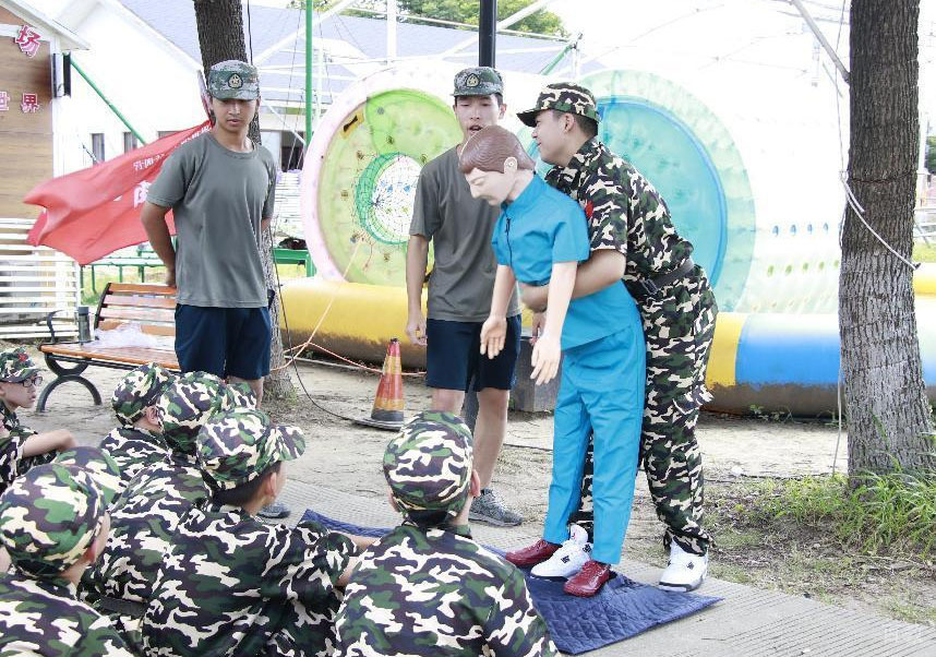 学员学习急救培训