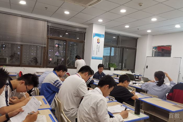 上海学思堂教育的认真的学生