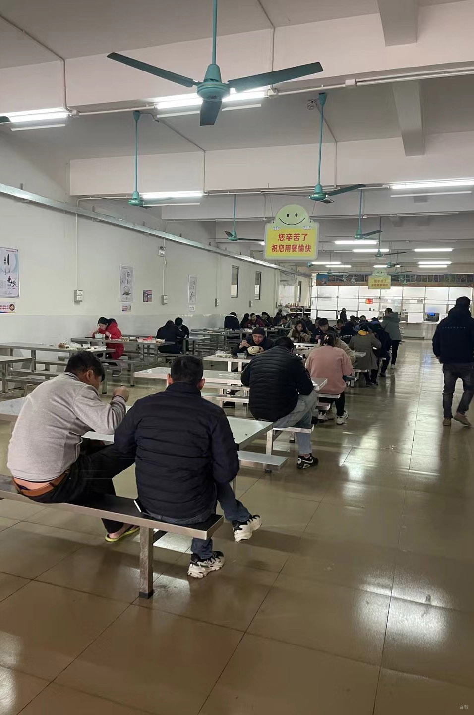 东莞楠大教育食堂环境