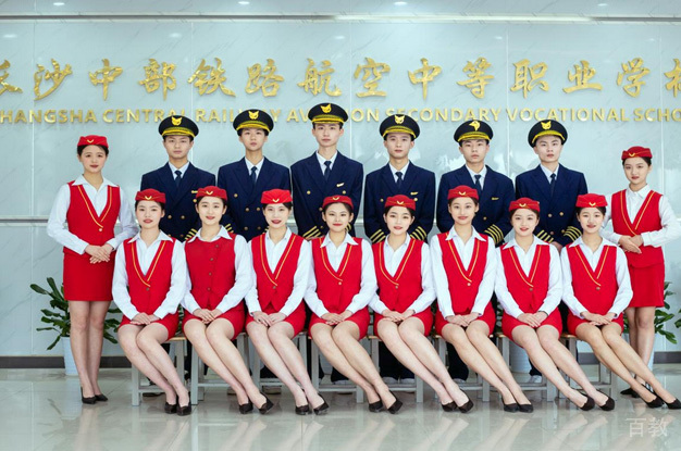 学校招生大厅合照