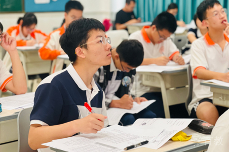 学生认真听课