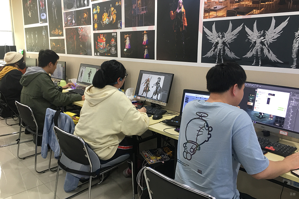 在教室认真学习的学生