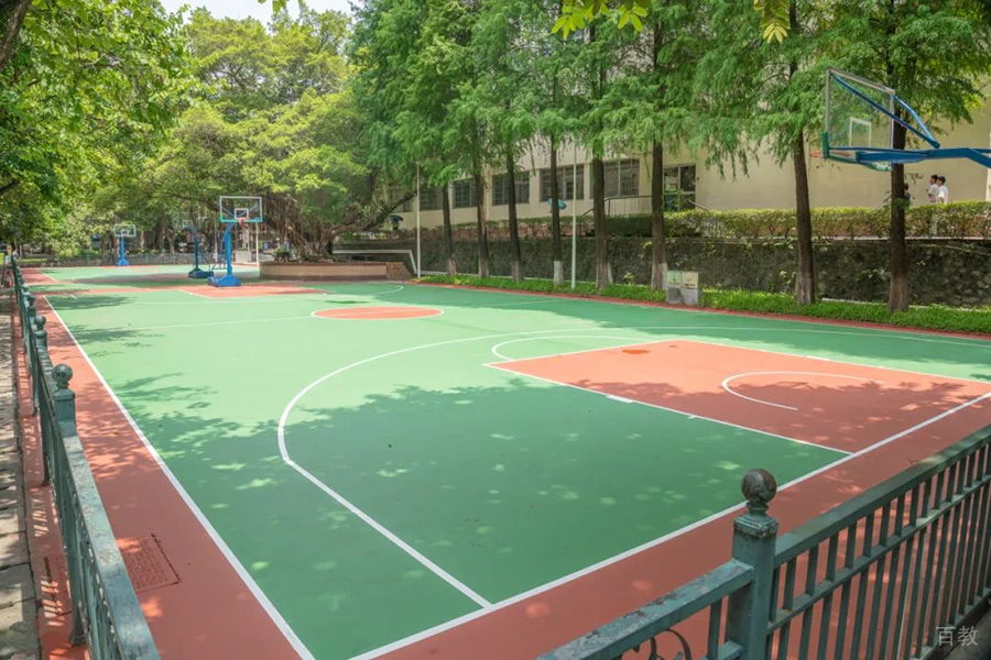 校区篮球场环境