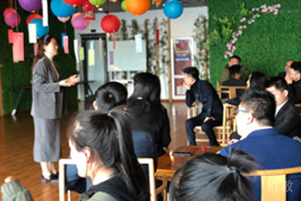 北京乐玲珑教育校区老师授课场景展示