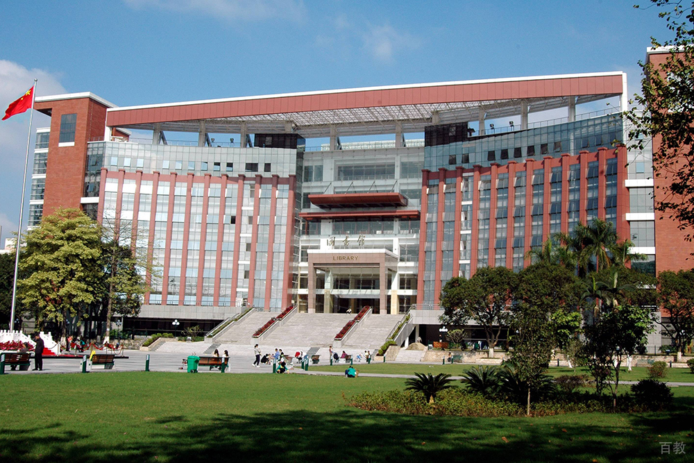 广东暨南大学图书馆门口环境