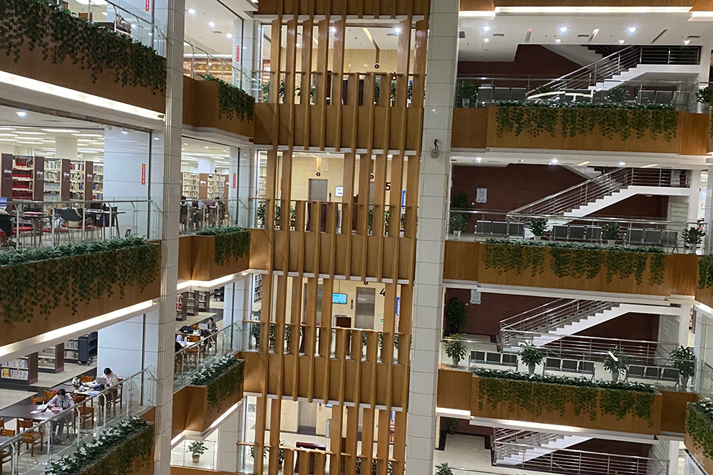 广东暨南大学图书馆内部环境