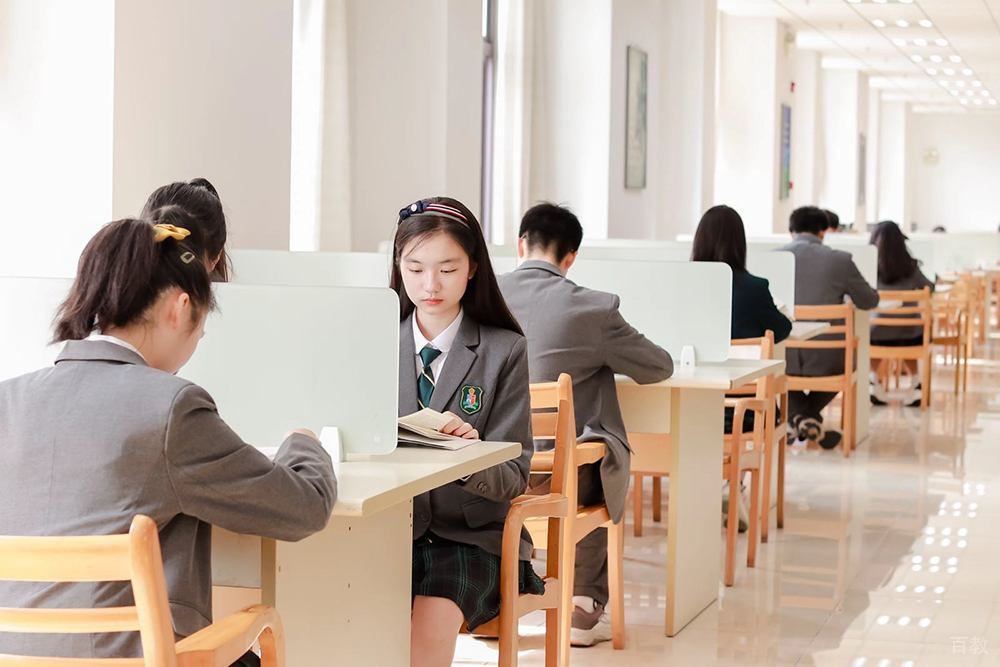 认真的学生相册