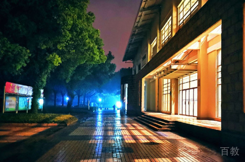 学校外景
