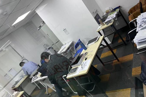 认真的学生图片