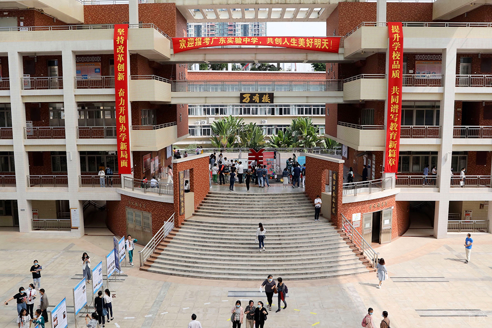 学校教学大楼门口阶梯环境相册