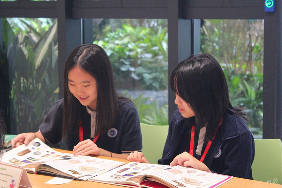 看书的学生