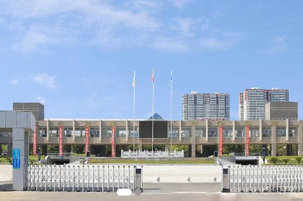 校园大门