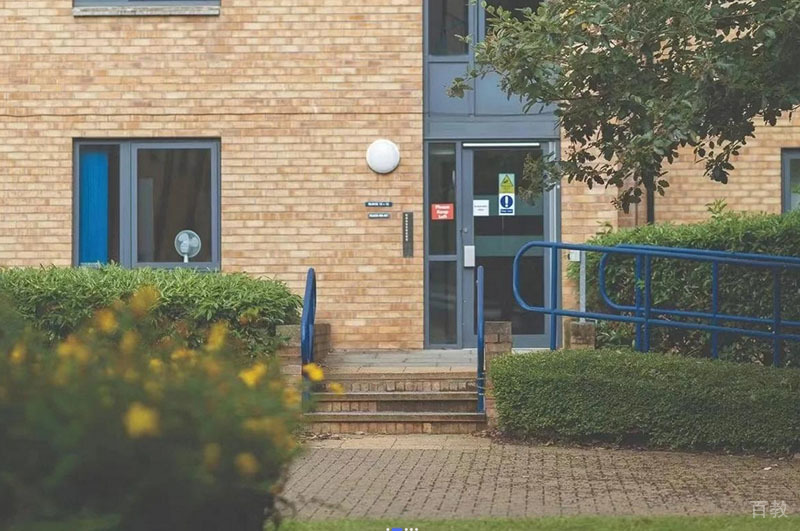 学校宿舍楼下环境