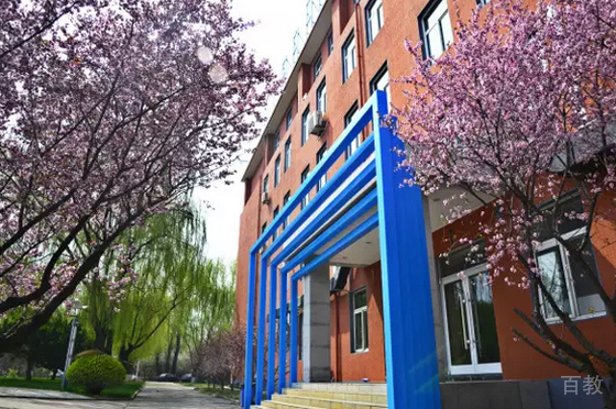 教学楼门口环境