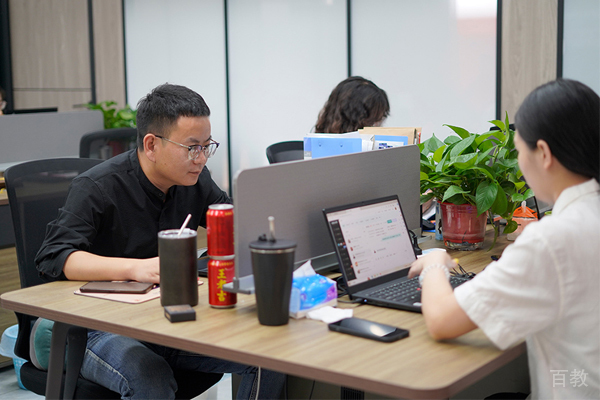 学校老师备课照片