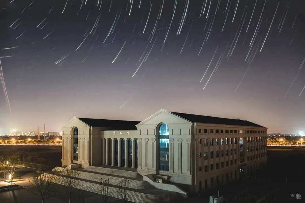 校园夜景环境