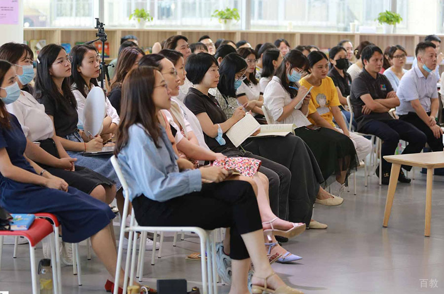 学校家长会开会场景