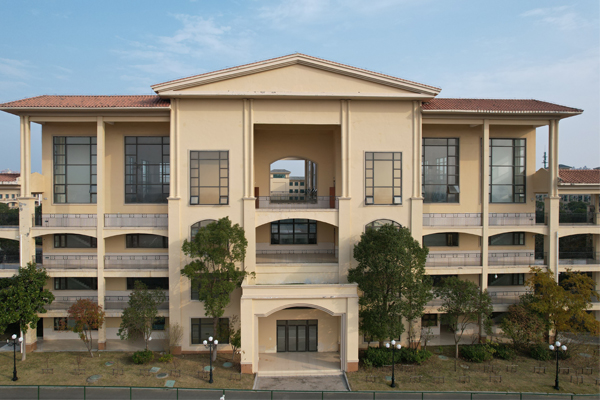 学校正面环境