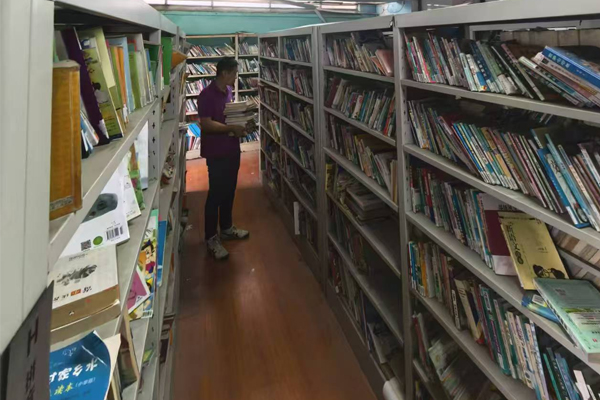 学校图书馆环境