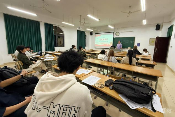 北京理工大学3加1国际本科校区学员上课场景展示