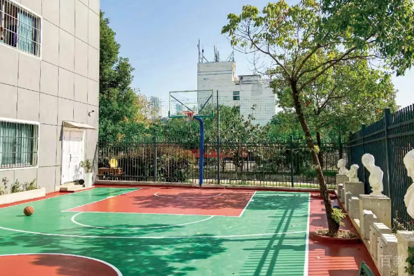 武汉艺心教育校区操场环境展示