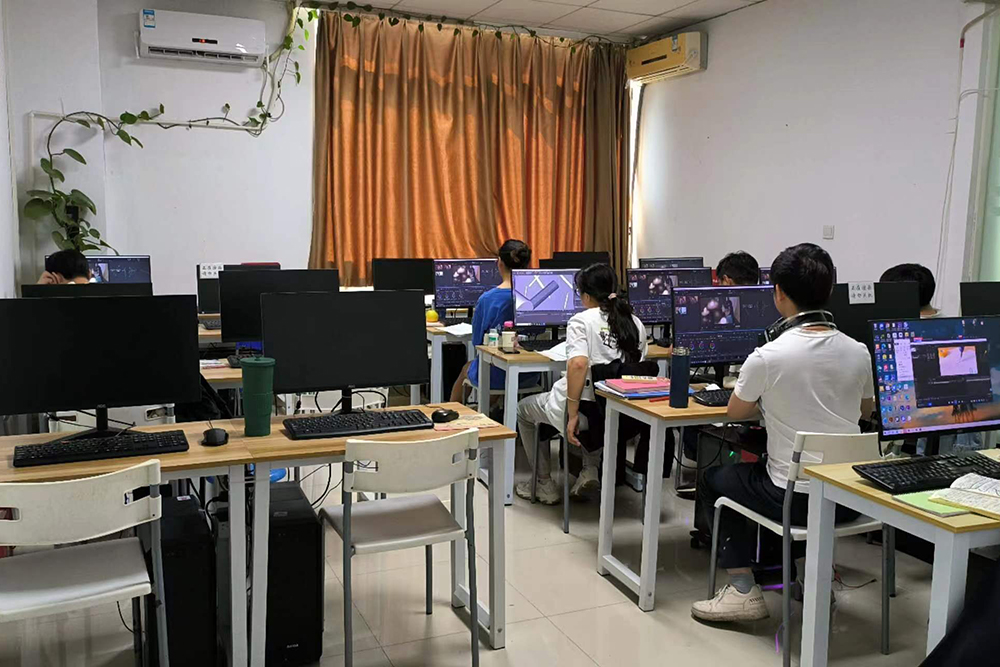 认真的学生相册