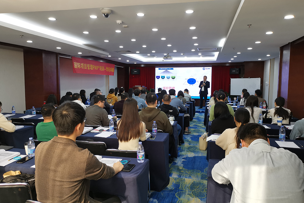 认真学习的学员相册