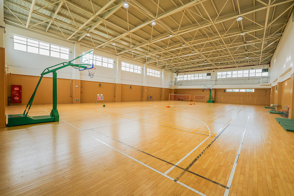 学校篮球场环境