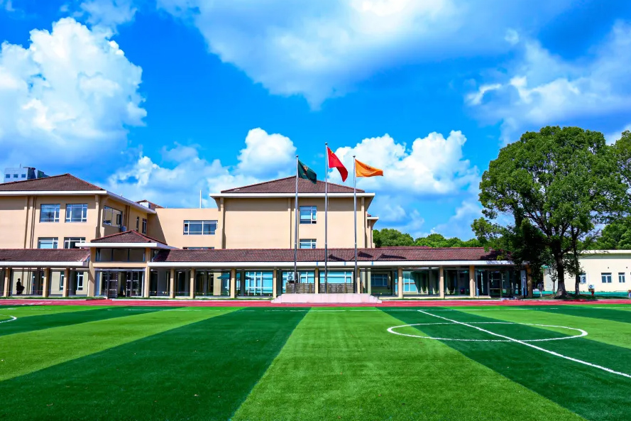 学校足球场环境