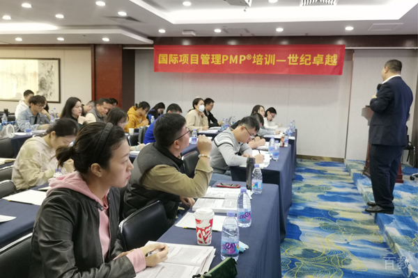 世纪卓越培训校区老师上课场景展示