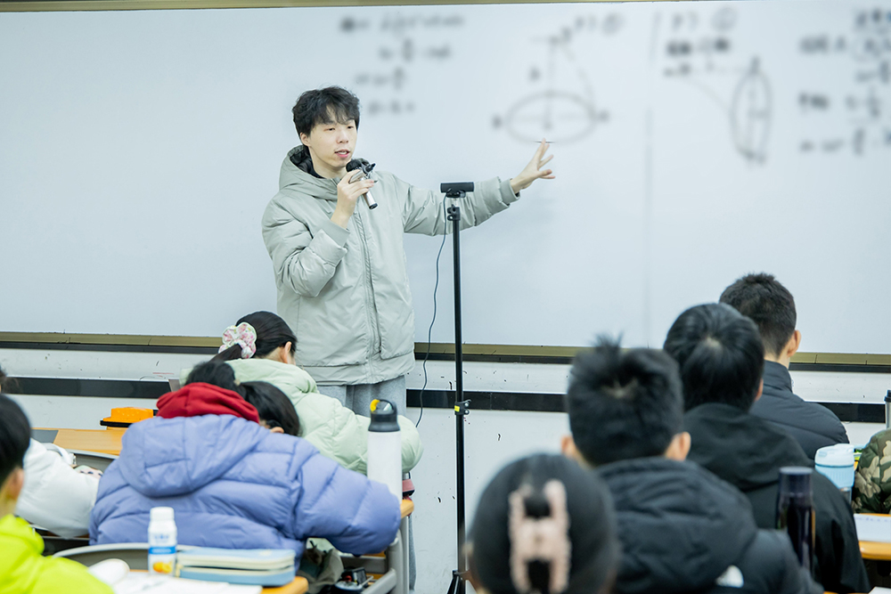 认真学习的学生