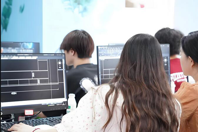 认真学习的学生