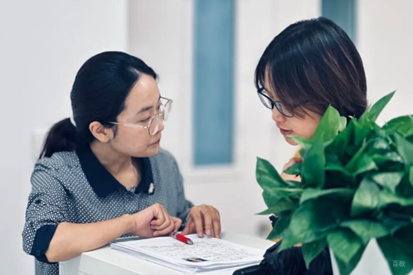 北京仁才高考复读学校老师授课场景展示