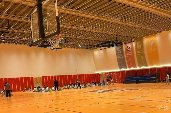 学校篮球场环境
