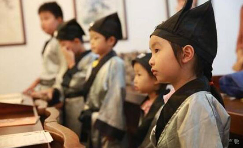 孩子认真的学习