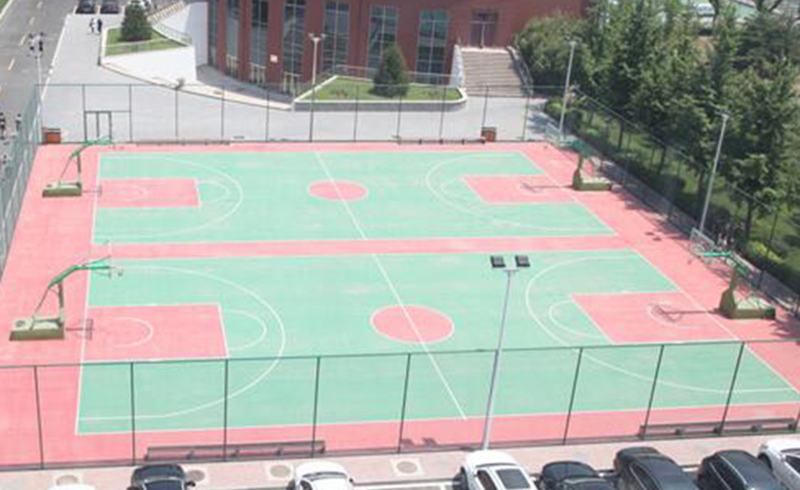 校区宽大的篮球场