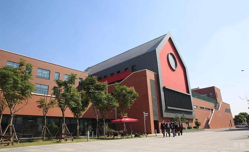 教学楼和迎面走来的学生