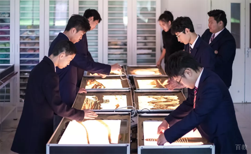 高中部学生学习沙画