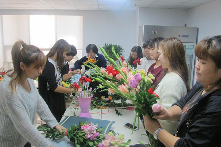 学员在学习插花