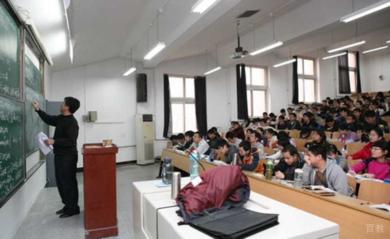 学校老师教授课堂情形
