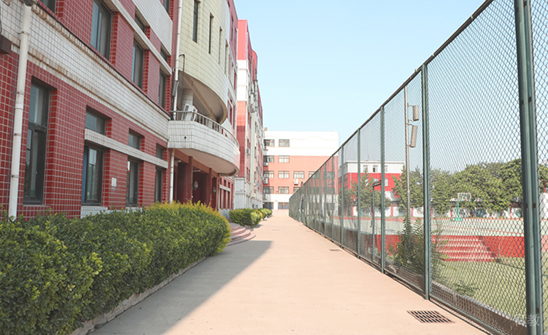 校区住宿楼与篮球场