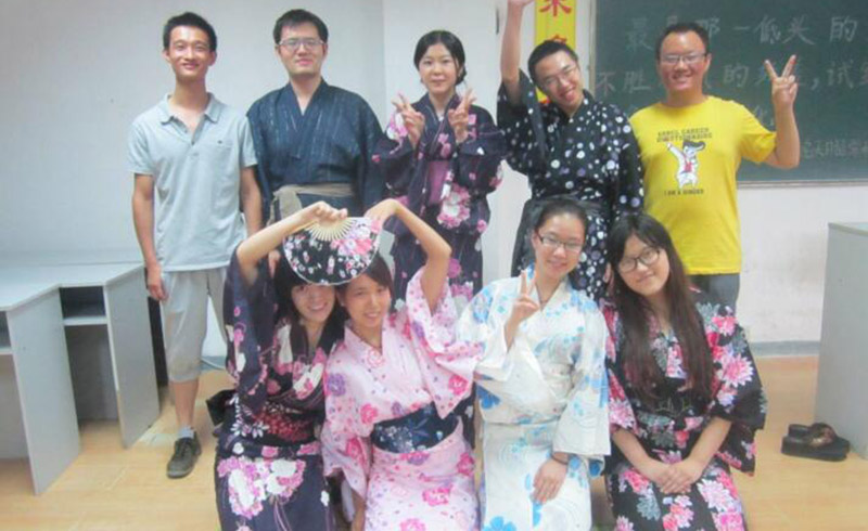 日语学习班穿着日本传统服饰的学生