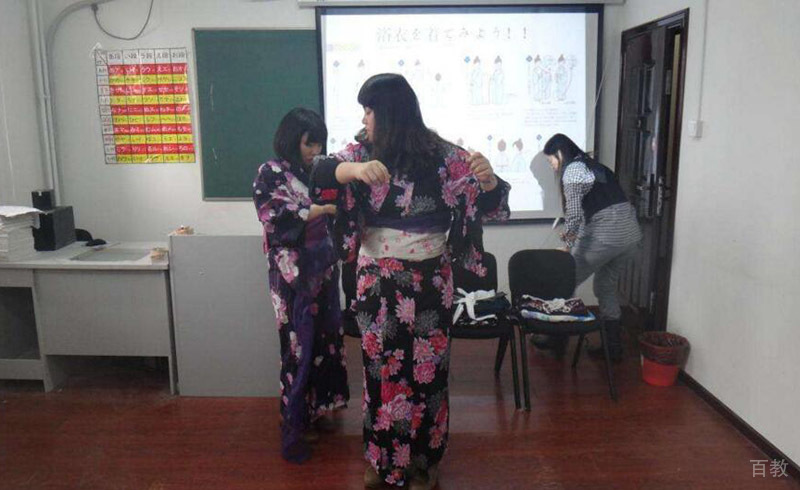 校区穿着和服的学生